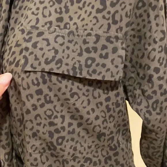 Zara animal Leopard print khaki button down shirt - Picture 5 of 9